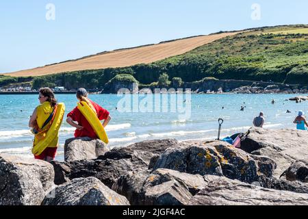 Rossarbery, West Cork, Irland. 10.. Juli 2022. Die Sonne schien und die Temperaturen erreichten heute 24C am Warren Beach, West Cork. Hunderte von Touristen und Einheimischen treffen sich am Strand, um das Beste aus dem heißen Wetter zu machen. Quelle: AG News/Alamy Live News Stockfoto