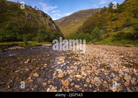 Atemberaubende Aussicht in der Nähe des Steall Wasserfalls in der Nevis Gorge in Schottland, Großbritannien. Stockfoto