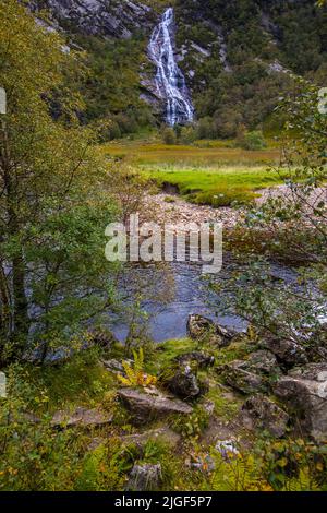 Ein Blick auf die atemberaubenden Steall Falls, auch bekannt als Steall Waterfall, oder an Steall in den Highlands von Schottland. Stockfoto
