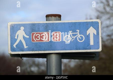 Ein blaues Schild auf dem Treidelpfad des Bridgewater- und Taunton-Kanals, das Radfahrern und Fußgängern Informationen gibt Stockfoto