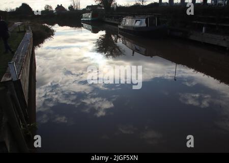 Die Sonne untergeht auf dem Bridgewater und Taunton Canal in Somerset mit wunderbaren Reflexen des Abendhimmels. Es wurde 1827 eröffnet und verband den Fluss mit Stockfoto