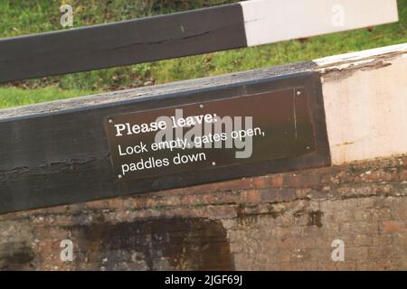 Ein Schild auf dem Schleusenbalken bei Maunsel am Bridgewater und Taunton Canal in Somerset. Es wurde 1827 eröffnet und verband den River Tone mit dem River Parrett Stockfoto