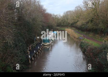 Barges vertäuten auf dem Bridgewater und Taunton Canal in Somerset. Es wurde 1827 eröffnet und verband den River Tone mit dem River Parrett Stockfoto