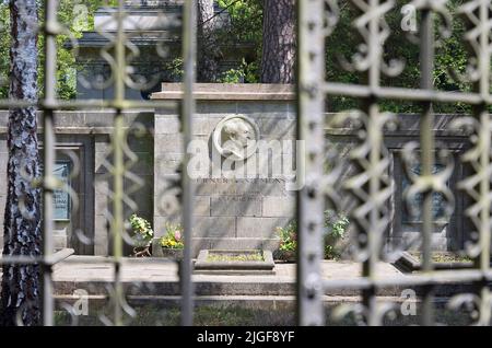 Stahnsdorf, Deutschland. 02.. Mai 2022. Blumen stehen am Denkmal der Familie von Siemens auf dem Südwest-Kirchhof der Berliner Stadtsynode. Der Friedhof südwestlich von Berlin ist mit mehr als 200 Hektar der zweitgrößte in Deutschland. Aufgrund seines Waldcharakters und seiner vielen historischen Grabstätten ist der Südwestkirchhof ein beliebtes Touristenziel. Für die Erhaltung des kulturell und kunsthistorisch bedeutsamen Ortes wurde 2000 ein Förderverein gegründet. Quelle: Soeren Stache/dpa/Alamy Live News Stockfoto