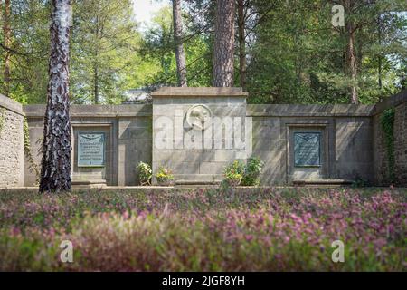 Stahnsdorf, Deutschland. 02.. Mai 2022. Blumen stehen am Denkmal der Familie von Siemens auf dem Südwest-Kirchhof der Berliner Stadtsynode. Der Friedhof südwestlich von Berlin ist mit mehr als 200 Hektar der zweitgrößte in Deutschland. Aufgrund seines Waldcharakters und seiner vielen historischen Grabstätten ist der Südwestkirchhof ein beliebtes Touristenziel. Für die Erhaltung des kulturell und kunsthistorisch bedeutsamen Ortes wurde 2000 ein Förderverein gegründet. Quelle: Soeren Stache/dpa/Alamy Live News Stockfoto