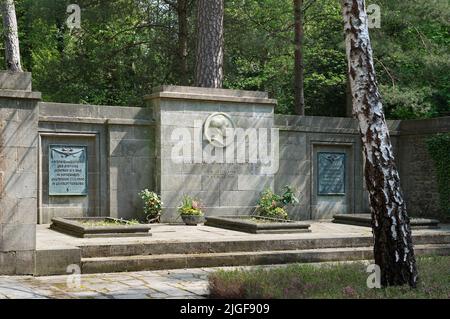 Stahnsdorf, Deutschland. 02.. Mai 2022. Blumen stehen am Denkmal der Familie von Siemens auf dem Südwest-Kirchhof der Berliner Stadtsynode. Der Friedhof südwestlich von Berlin ist mit mehr als 200 Hektar der zweitgrößte in Deutschland. Aufgrund seines Waldcharakters und seiner vielen historischen Grabstätten ist der Südwestkirchhof ein beliebtes Touristenziel. Für die Erhaltung des kulturell und kunsthistorisch bedeutsamen Ortes wurde 2000 ein Förderverein gegründet. Quelle: Soeren Stache/dpa/Alamy Live News Stockfoto