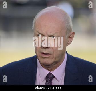 Damian Green MP (Con: Ashford) interviewt auf College Green, Westminster, 7.. Juli 2022 - am Tag vor Boris John bekannt gab, dass er als PR abschalten würde Stockfoto