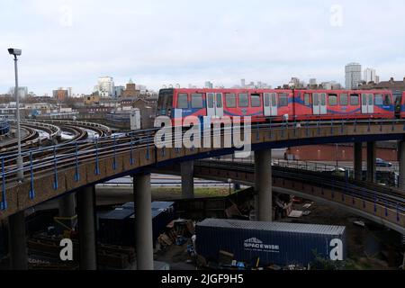 Der Docklands Light Railway-Zug nähert sich dem West India Quay-Bahnhof im Londoner Canary Wharf-Viertel Stockfoto