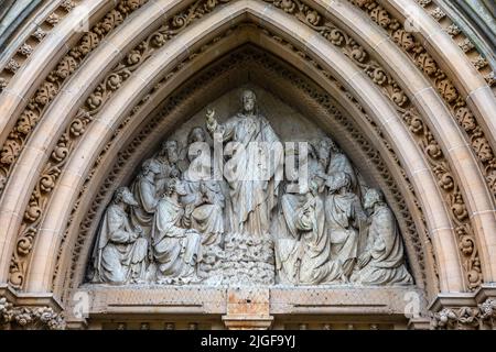 Komplizierte Skulpturen an der Außenseite der Inverness Cathedral, auch bekannt als St. Andrews Cathedral in der Stadt Inverness, Schottland. Stockfoto