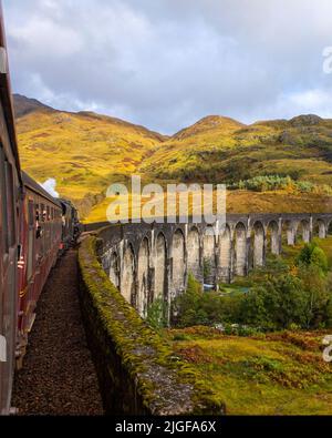 Ein Blick vom berühmten Jacobite Express Dampfzug, der das berühmte Glenfinnan Viadukt im schottischen Hochland durchquert. Stockfoto