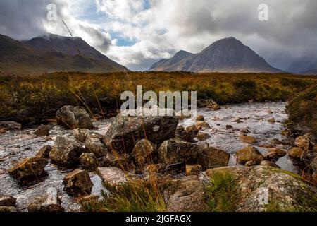 Die atemberaubende malerische Aussicht über den Fluss Etive in Richtung Buachaille Etive Mor, in der Glen Etive-Gegend von Glencoe in den Highlands in Schottland, Großbritannien. Stockfoto