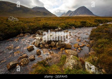 Die atemberaubende malerische Aussicht über den Fluss Etive in Richtung Buachaille Etive Mor, in der Glen Etive-Gegend von Glencoe in den Highlands in Schottland, Großbritannien. Stockfoto