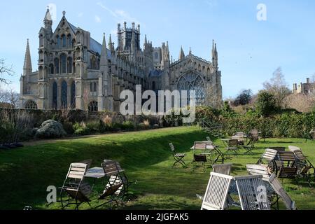 Blick auf die Kathedrale von Ely mit Café im Vordergrund Stockfoto