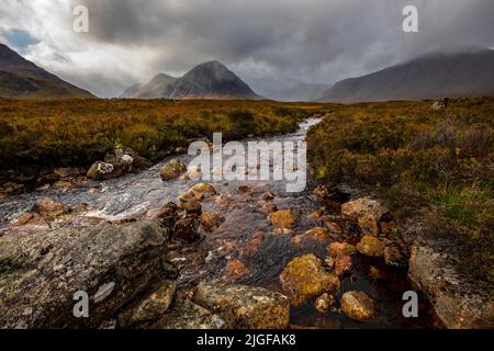 Die atemberaubende malerische Aussicht über den Fluss Etive in Richtung Buachaille Etive Mor, in der Glen Etive-Gegend von Glencoe in den Highlands in Schottland, Großbritannien. Stockfoto