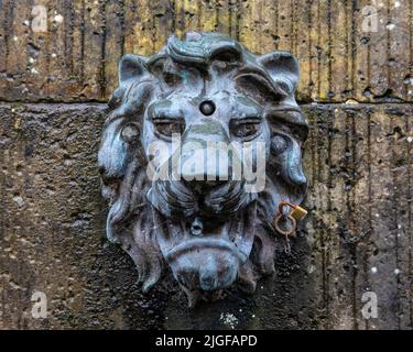 Ein Löwenkopf-Detail auf dem Atholl Memorial Fountain, oder auch bekannt als Dunkeld Market Cross, in der wunderschönen Stadt Dunkeld in Perth und Kinross, Stockfoto