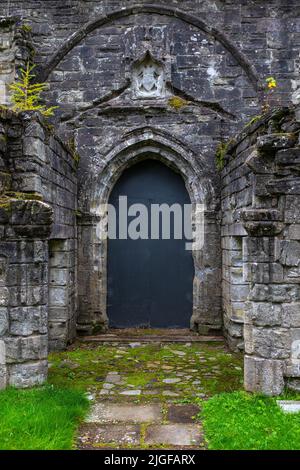 Ein gewölbtes Tor an der historischen Dunkeld Cathedral in der Stadt Dunkeld, Schottland. Ab 2021 wurde die Kathedrale in verschiedenen Res Stockfoto