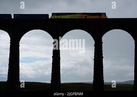 Der Zug überquert das historische Ribblehead Viaduct in Yorkshire Stockfoto