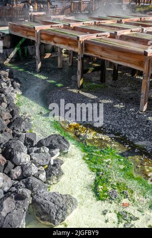 Yubatake Onsen, Holzkisten mit Thermalwasser in Kusatsu, Gunma, Japan. Der Yubatake wird verwendet, um das heiße Quellwasser abzukühlen. Stockfoto