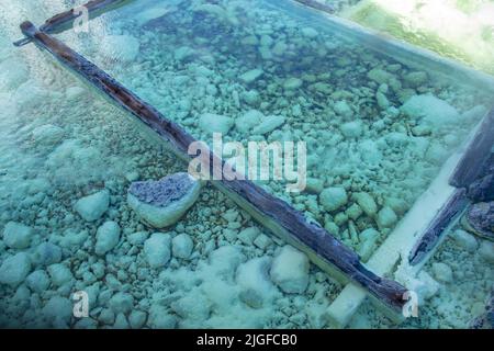 Heißes Mineralwasser bei Yubatake Onsen in Kusatsu, Gunma, Japan. Stockfoto