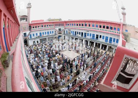 10. Juli 2022, Lahore, Punjab, Pakistan: Pakistanische Muslime bieten Eid al-Adha-Gebete in der Darul Uloom Jamia Naeemia Moschee in Lahore an. Die Muslime feiern Eid al-Adha oder Opferfest, den zweiten von zwei islamischen Feiertagen, die weltweit gefeiert werden, um das Ende der jährlichen Pilgerfahrt oder Hadsch in die saudische heilige Stadt Mekka zu markieren und markiert die Bereitschaft des Propheten Ibrahim, Abraham, Christen und Juden, seinen Sohn zu opfern. Während der Ferien, die an den meisten Orten vier Tage dauern, schlachten Muslime Schafe oder Rinder, verteilen einen Teil des Fleisches an die Armen. (Bild: © Rana Sajid Hu Stockfoto