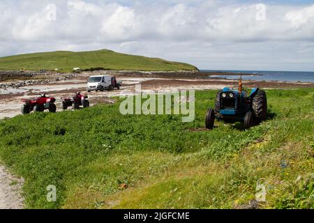 Landwirtschaftliche Fahrzeuge am Boisdale Beach, South Uist, Äußere Hebriden Stockfoto