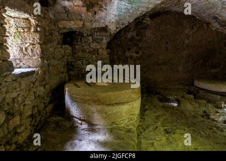 Les Moulins de la Foux in der Nähe von Navacelles, Frankreich. Die Ursprünge dieser Mühlen gehen laut Gründungsurkunde auf das Jahr 1097 zurück Stockfoto