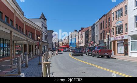 St. John's, Neufundland und Labrador, Kanada – 22. Juni 2022: Blick auf die Water Street, das Haupteinkaufsviertel der Stadt in der Innenstadt Stockfoto