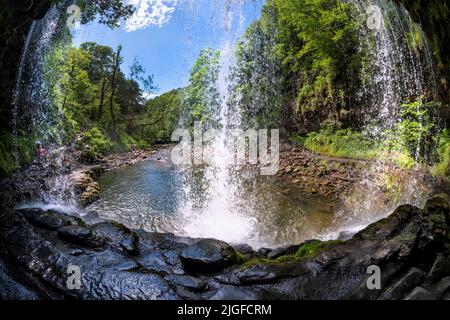 Ein Blick von hinten hinter Sgwd Yr Eira. Ein spektakulärer Wasserfall am Afon Hepste Fluss im Brecon Beacons National Park, Wales Stockfoto