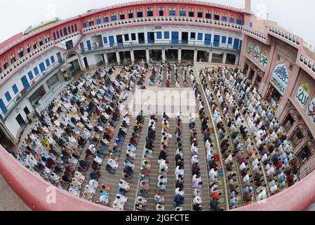 10. Juli 2022, Lahore, Punjab, Pakistan: Pakistanische Muslime bieten Eid al-Adha-Gebete in der Darul Uloom Jamia Naeemia Moschee in Lahore an. Die Muslime feiern Eid al-Adha oder Opferfest, den zweiten von zwei islamischen Feiertagen, die weltweit gefeiert werden, um das Ende der jährlichen Pilgerfahrt oder Hadsch in die saudische heilige Stadt Mekka zu markieren und markiert die Bereitschaft des Propheten Ibrahim, Abraham, Christen und Juden, seinen Sohn zu opfern. Während der Ferien, die an den meisten Orten vier Tage dauern, schlachten Muslime Schafe oder Rinder, verteilen einen Teil des Fleisches an die Armen. (Bild: © Rana Sajid Hu Stockfoto