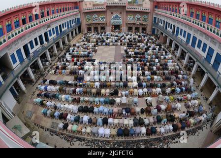 10. Juli 2022, Lahore, Punjab, Pakistan: Pakistanische Muslime bieten Eid al-Adha-Gebete in der Darul Uloom Jamia Naeemia Moschee in Lahore an. Die Muslime feiern Eid al-Adha oder Opferfest, den zweiten von zwei islamischen Feiertagen, die weltweit gefeiert werden, um das Ende der jährlichen Pilgerfahrt oder Hadsch in die saudische heilige Stadt Mekka zu markieren und markiert die Bereitschaft des Propheten Ibrahim, Abraham, Christen und Juden, seinen Sohn zu opfern. Während der Ferien, die an den meisten Orten vier Tage dauern, schlachten Muslime Schafe oder Rinder, verteilen einen Teil des Fleisches an die Armen. (Bild: © Rana Sajid Hu Stockfoto