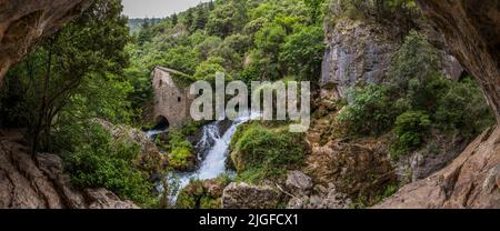 Les Moulins de la Foux in der Nähe von Navacelles, Frankreich. Die Ursprünge dieser Mühlen gehen laut Gründungsurkunde auf das Jahr 1097 zurück Stockfoto