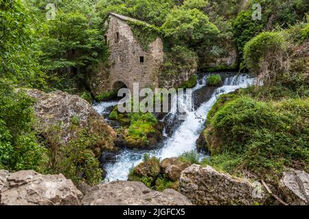 Les Moulins de la Foux in der Nähe von Navacelles, Frankreich. Die Entstehung dieser Brücken geht laut Gründungsurkunde auf das Jahr 1097 zurück Stockfoto