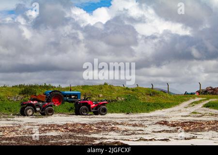 Landwirtschaftliche Fahrzeuge am Boisdale Beach, South Uist, Äußere Hebriden Stockfoto