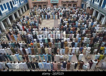 10. Juli 2022, Lahore, Punjab, Pakistan: Pakistanische Muslime bieten Eid al-Adha-Gebete in der Darul Uloom Jamia Naeemia Moschee in Lahore an. Die Muslime feiern Eid al-Adha oder Opferfest, den zweiten von zwei islamischen Feiertagen, die weltweit gefeiert werden, um das Ende der jährlichen Pilgerfahrt oder Hadsch in die saudische heilige Stadt Mekka zu markieren und markiert die Bereitschaft des Propheten Ibrahim, Abraham, Christen und Juden, seinen Sohn zu opfern. Während der Ferien, die an den meisten Orten vier Tage dauern, schlachten Muslime Schafe oder Rinder, verteilen einen Teil des Fleisches an die Armen. (Bild: © Rana Sajid Hu Stockfoto