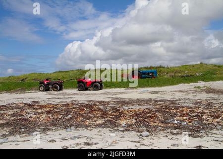 Landwirtschaftliche Fahrzeuge am Boisdale Beach, South Uist, Äußere Hebriden Stockfoto