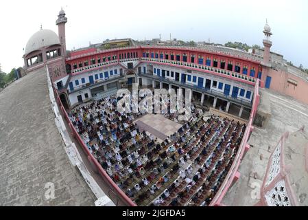 10. Juli 2022, Lahore, Punjab, Pakistan: Pakistanische Muslime bieten Eid al-Adha-Gebete in der Darul Uloom Jamia Naeemia Moschee in Lahore an. Die Muslime feiern Eid al-Adha oder Opferfest, den zweiten von zwei islamischen Feiertagen, die weltweit gefeiert werden, um das Ende der jährlichen Pilgerfahrt oder Hadsch in die saudische heilige Stadt Mekka zu markieren und markiert die Bereitschaft des Propheten Ibrahim, Abraham, Christen und Juden, seinen Sohn zu opfern. Während der Ferien, die an den meisten Orten vier Tage dauern, schlachten Muslime Schafe oder Rinder, verteilen einen Teil des Fleisches an die Armen. (Bild: © Rana Sajid Hu Stockfoto