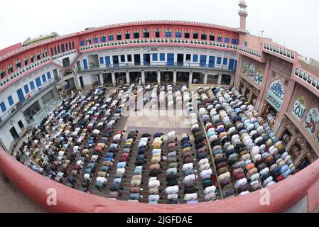 10. Juli 2022, Lahore, Punjab, Pakistan: Pakistanische Muslime bieten Eid al-Adha-Gebete in der Darul Uloom Jamia Naeemia Moschee in Lahore an. Die Muslime feiern Eid al-Adha oder Opferfest, den zweiten von zwei islamischen Feiertagen, die weltweit gefeiert werden, um das Ende der jährlichen Pilgerfahrt oder Hadsch in die saudische heilige Stadt Mekka zu markieren und markiert die Bereitschaft des Propheten Ibrahim, Abraham, Christen und Juden, seinen Sohn zu opfern. Während der Ferien, die an den meisten Orten vier Tage dauern, schlachten Muslime Schafe oder Rinder, verteilen einen Teil des Fleisches an die Armen. (Bild: © Rana Sajid Hu Stockfoto