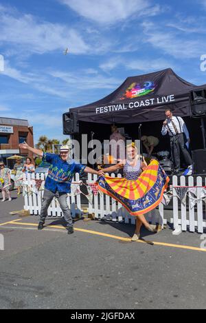 Poole, Dorset, Großbritannien, 10.. Juli 2022. Poole goes Vintage Retro Kostüm, Musik- und Tanzfestival am Poole Quay in heißer Sonne. Die Mitglieder der Öffentlichkeit nehmen an verschiedenen Tanzstilen aus vergangenen Jahrzehnten Teil. Paul Biggins/Alamy Live News Stockfoto