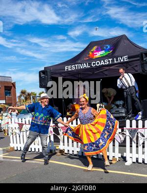 Poole, Dorset, Großbritannien, 10.. Juli 2022. Poole goes Vintage Retro Kostüm, Musik- und Tanzfestival am Poole Quay in heißer Sonne. Die Mitglieder der Öffentlichkeit nehmen an verschiedenen Tanzstilen aus vergangenen Jahrzehnten Teil. Paul Biggins/Alamy Live News Stockfoto