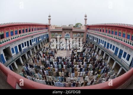 10. Juli 2022, Lahore, Punjab, Pakistan: Pakistanische Muslime bieten Eid al-Adha-Gebete in der Darul Uloom Jamia Naeemia Moschee in Lahore an. Die Muslime feiern Eid al-Adha oder Opferfest, den zweiten von zwei islamischen Feiertagen, die weltweit gefeiert werden, um das Ende der jährlichen Pilgerfahrt oder Hadsch in die saudische heilige Stadt Mekka zu markieren und markiert die Bereitschaft des Propheten Ibrahim, Abraham, Christen und Juden, seinen Sohn zu opfern. Während der Ferien, die an den meisten Orten vier Tage dauern, schlachten Muslime Schafe oder Rinder, verteilen einen Teil des Fleisches an die Armen. (Bild: © Rana Sajid Hu Stockfoto