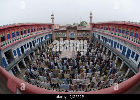 10. Juli 2022, Lahore, Punjab, Pakistan: Pakistanische Muslime bieten Eid al-Adha-Gebete in der Darul Uloom Jamia Naeemia Moschee in Lahore an. Die Muslime feiern Eid al-Adha oder Opferfest, den zweiten von zwei islamischen Feiertagen, die weltweit gefeiert werden, um das Ende der jährlichen Pilgerfahrt oder Hadsch in die saudische heilige Stadt Mekka zu markieren und markiert die Bereitschaft des Propheten Ibrahim, Abraham, Christen und Juden, seinen Sohn zu opfern. Während der Ferien, die an den meisten Orten vier Tage dauern, schlachten Muslime Schafe oder Rinder, verteilen einen Teil des Fleisches an die Armen. (Bild: © Rana Sajid Hu Stockfoto