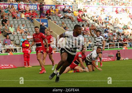 St James Park, Newcastle, Newcastle upon Tyne, Großbritannien. 10.. Juli 2022. Betfred Super League - Magic Weekend Hull KR vs Hull FC Joe Lovodua vom Hull FC fährt vorbei, um einen Versuch gegen Hull Kingston Rovers zu machen. Kredit: Touchlinepics/Alamy Live Nachrichten Stockfoto