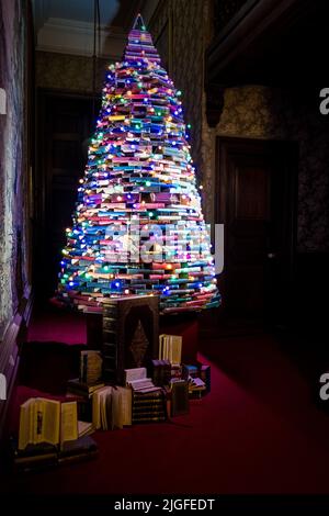 Waddesdon Manor in Buckinghamshire sieht atemberaubend aus, geschmückt mit Weihnachtsbäumen, beleuchteten Lichtern und anderen festlichen Dekorationen. Stockfoto