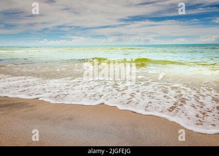 Abgelegener Sandstrand in Porto Seguro praia do espelho Beach, Bahia, Brasilien Stockfoto