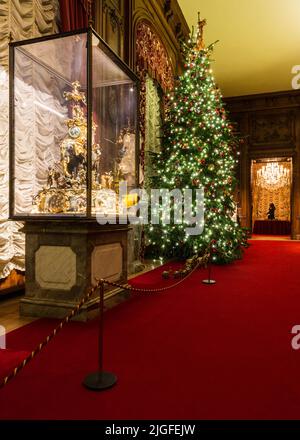 Waddesdon Manor in Buckinghamshire sieht atemberaubend aus, geschmückt mit Weihnachtsbäumen, beleuchteten Lichtern und anderen festlichen Dekorationen. Stockfoto