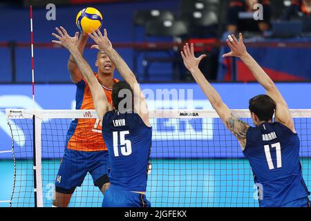 Danzig, Polen. 10.. Juli 2022. Daniele Lavia (C) und Simone Anzani (R) aus Italien und Nimir Abdel Aziz (L) aus den Niederlanden während des Spiels der FIVB Volleyball Nations League 2022 zwischen Italien und den Niederlanden in Danzig, Polen, am 10. Juli 2022. Quelle: PAP/Alamy Live News Stockfoto