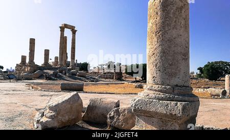 Ruinierte Säulen. Tempel bleibt in der Mitte der Stadt Amman. Steinsäule vor dem Bild. Römische Zivilisation und ihr Vermächtnis. Stockfoto