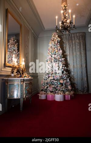 Waddesdon Manor in Buckinghamshire sieht atemberaubend aus, geschmückt mit Weihnachtsbäumen, beleuchteten Lichtern und anderen festlichen Dekorationen. Stockfoto