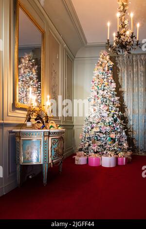 Waddesdon Manor in Buckinghamshire sieht atemberaubend aus, geschmückt mit Weihnachtsbäumen, beleuchteten Lichtern und anderen festlichen Dekorationen. Stockfoto