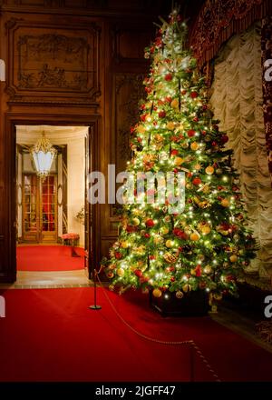 Waddesdon Manor in Buckinghamshire sieht atemberaubend aus, geschmückt mit Weihnachtsbäumen, beleuchteten Lichtern und anderen festlichen Dekorationen. Stockfoto